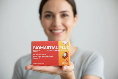 Boite de Biomartial Plus Fer Liposomal (Lipofer) et Vitamine C sur la main d'une femme qui sourit